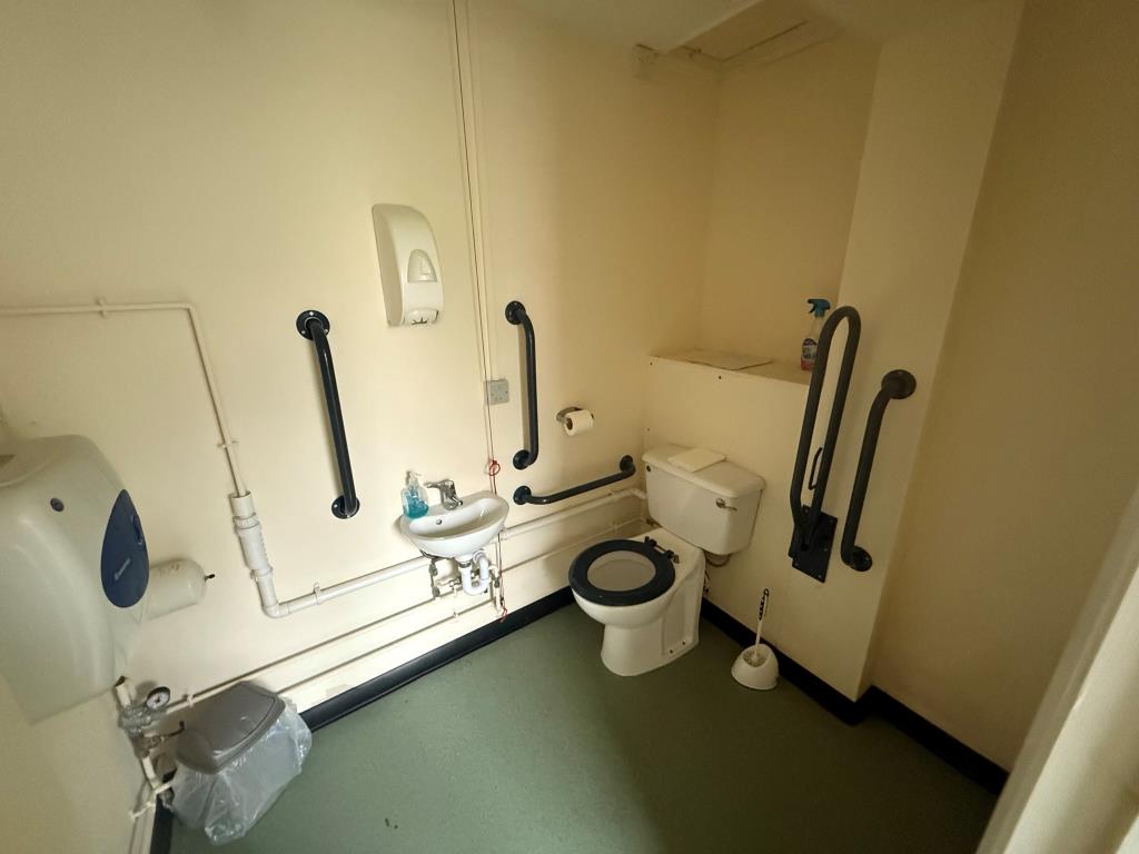 Lot: 76 - FORMER DOCTORS SURGERY WITH POTENTIAL - Toilet